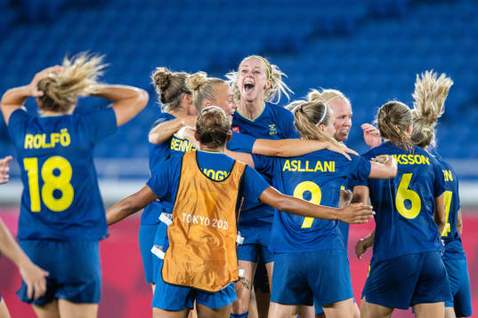 Amanda Ilestedt of Sweden celebrates with tema mates