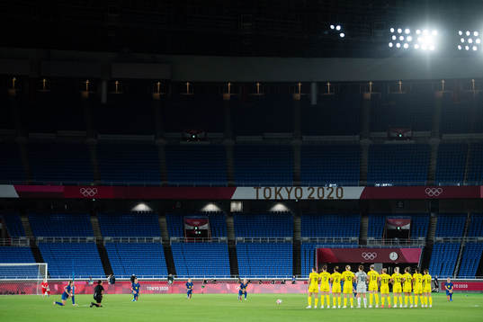 Players of Sweden takes a knee