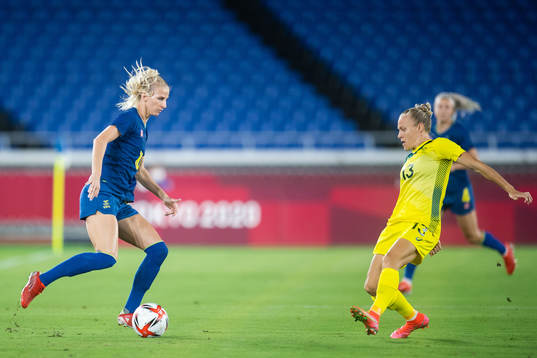 Sofia Jakobsson of Sweden and Tameka Yallop of Australia in