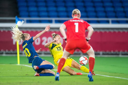 Sofia Jakobsson of Sweden and Tameka Yallop of Australia in