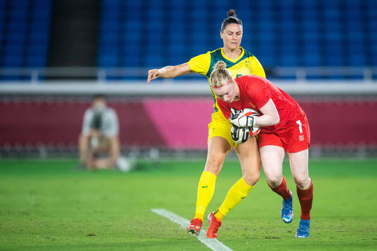 Emily Gielnik of Australia and Hedvig Lindahl of Sweden in