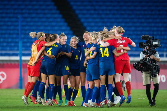 Players of Sweden celebrates winning in the women´s