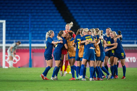 Players of Sweden celebrates winning in the women´s
