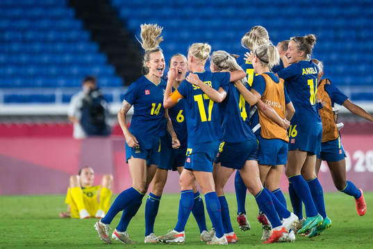 Players of Sweden celebrates winning in the women´s