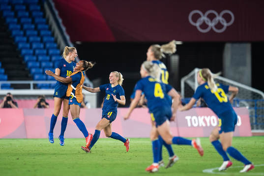 Players of Sweden celebrates winning in the women´s