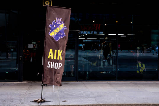 Flagga utanför AIK Shop