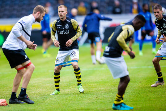 s Sebastian Larsson värmer upp