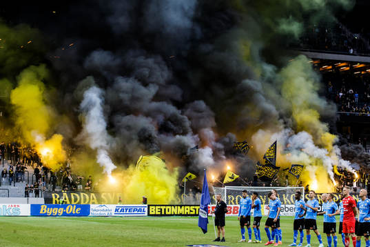 s supportrar bränner pyroteknik