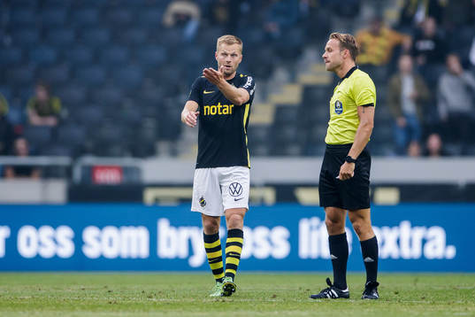 s Sebastian Larsson och domare Kristoffer Karlsson