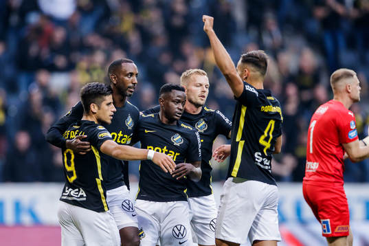 s Nicolas Stefanelli jublar med lagkamrater