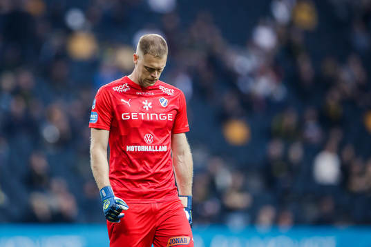 Halmstads målvakt Malkolm Nilsson Säfqvist deppar