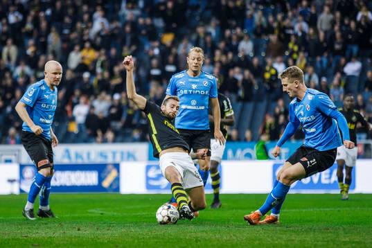 s Filip Rogic och Halmstads Andreas Bengtsson