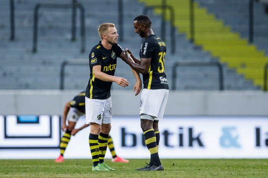 s Sebastian Larsson tar emot lagkaptensbindeln av Henok