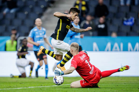 s Nicolas Stefanelli och Halmstads målvakt Malkolm Nilsson