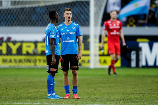Halmstads Sadat Karim och Samuel Kroon deppar