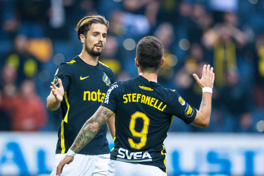 s Zack Elbouzedi och Nicolas Stefanelli jublar