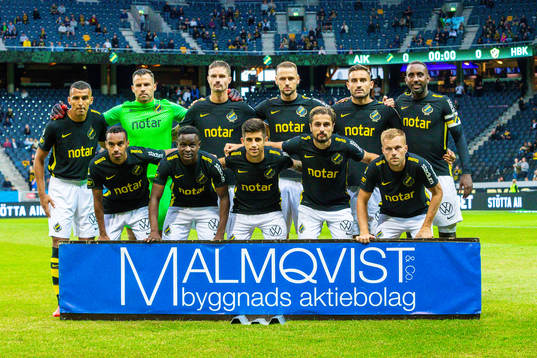 s startelva med, stående från höger, Nabil Bahoui,
