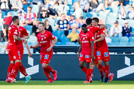 IFK Norrköpings Carl Björk jublar med lagkamrater