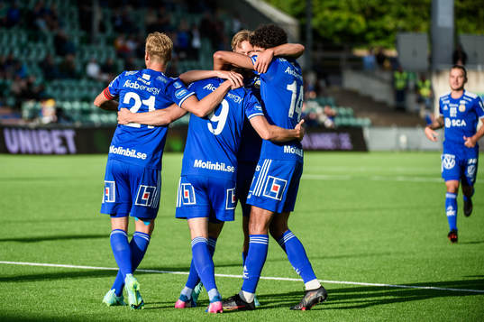 Sundsvalls Linus Hallenius jublar med lagkamrater