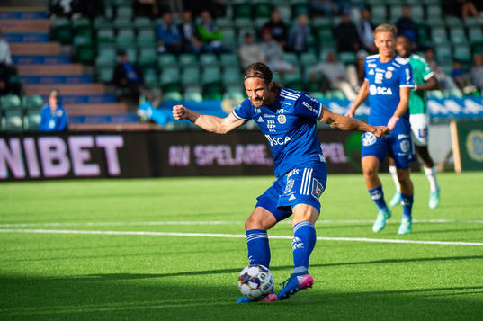 Sundsvalls Linus Hallenius skjuter 1-0 målet