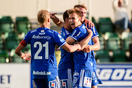 Sundsvalls Alexander Blomqvist jublar med lagkamrater
