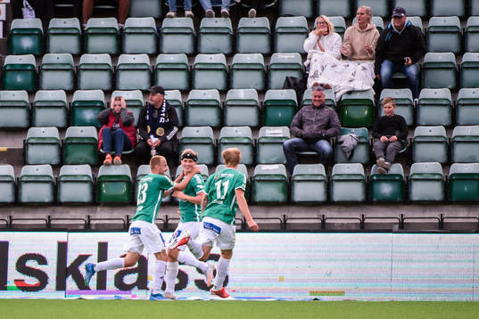 Brages Douglas Karlberg jublar