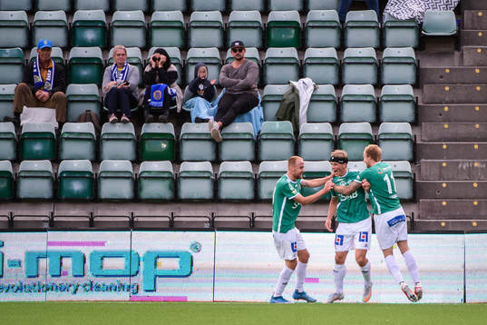 Brages Douglas Karlberg jublar