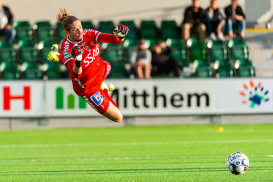 Brages målvakt Adrian Engdahl räddar skott