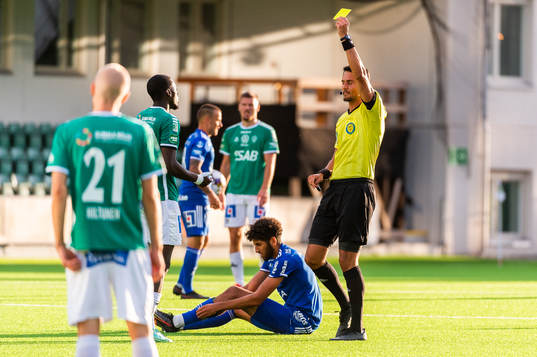 Brages Adil Titi tilldelas guld kort av domaren Adi Aganovic