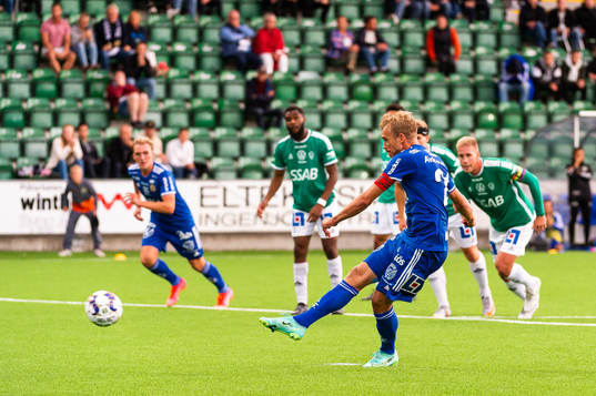 Sundsvalls Pontus Engblom slår straff
