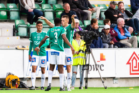 Brages Moses Makasi och Leonard Pllana jublar