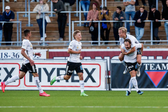 Örebros David Seger jublar