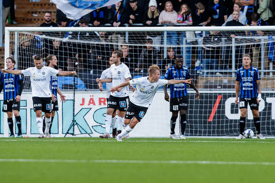 Örebros David Seger jublar