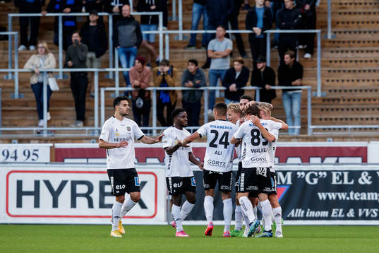 Örebros David Seger jublar med lagkamrater