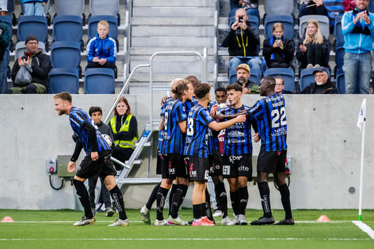 Sirius Laurent Shabani jublar med lagkamrater