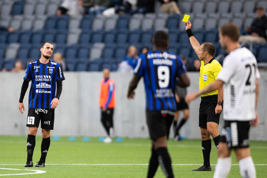 Sirius Adam Hellborg får gult kort av domare domare Kaspar