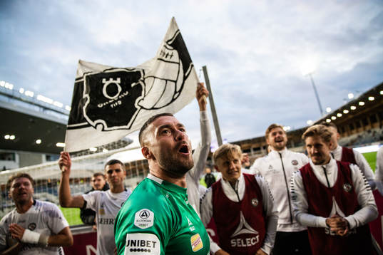 Örebros målvakt Mergim Krasniqi jublar