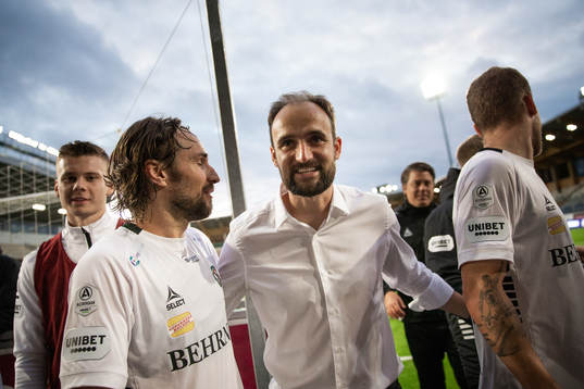 Örebros tränare Vitor Gazimba jublar