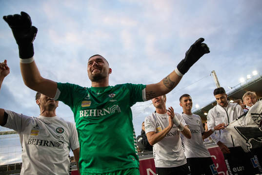 Örebros målvakt Mergim Krasniqi jublar