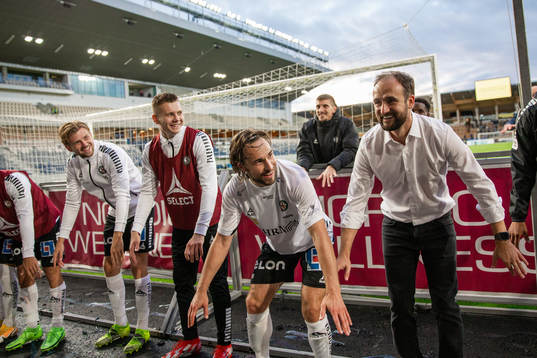 Örebros tränare Vitor Gazimba jublar
