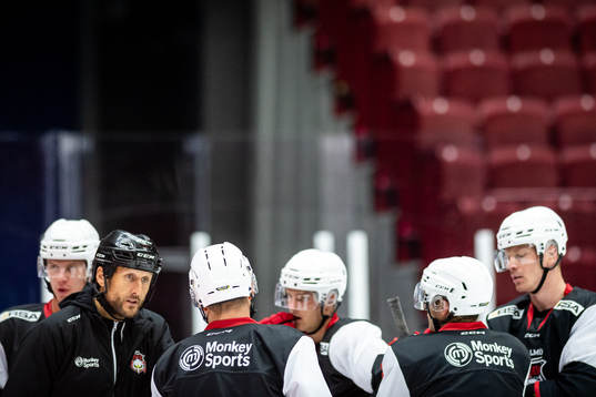 Assisterande tränare Tomas Kollar i samtal med spelarna