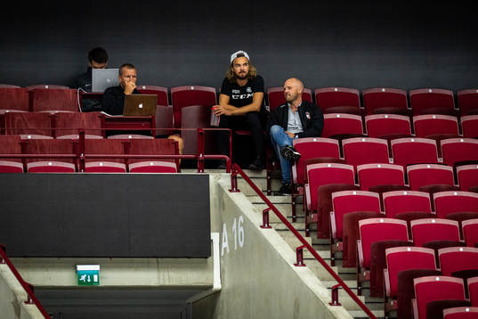 Adam Brodecki sitter på läktaren