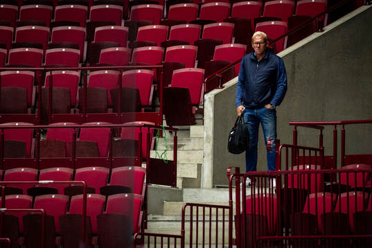 VD och Sportchef Patrik Sylvegård på läktaren