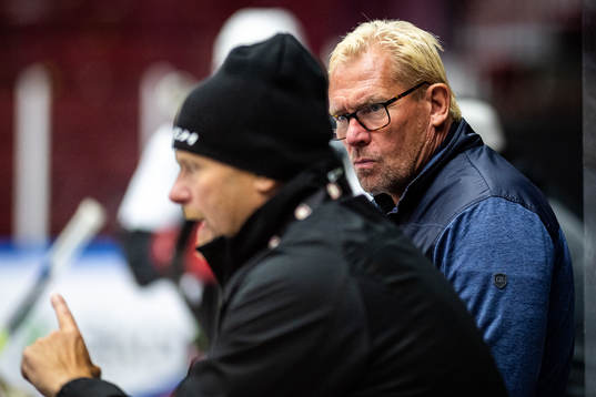 VD och Sportchef Patrik Sylvegård bakom tränare Joakim