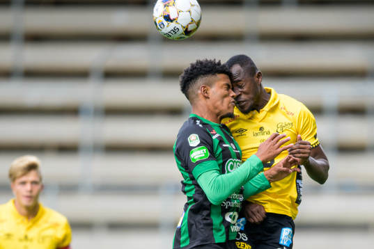 Varbergs Dean Solomons och Prince Isaac Kouame skallar ihop