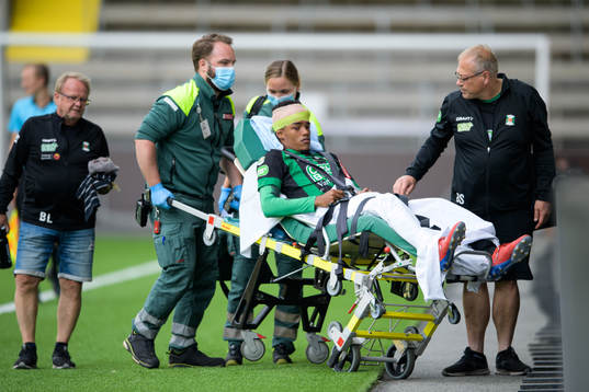 Varbergs Dean Solomons tas om hand av ambulanspersonal