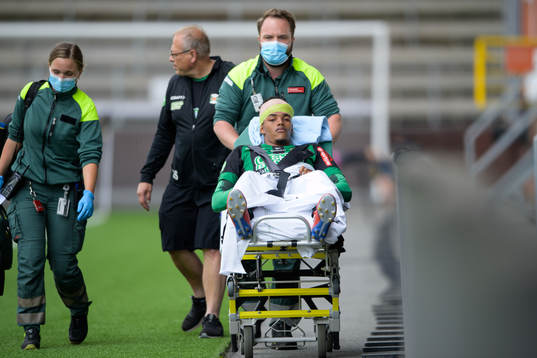 Varbergs Dean Solomons tas om hand av ambulanspersonal