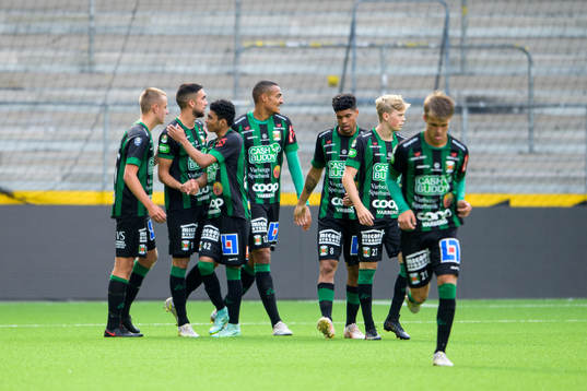 Varbergs Daniel Krezic jublar med lagkamraterna