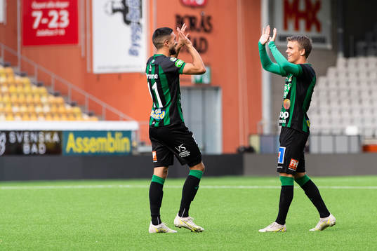 Varbergs Daniel Krezic och Victor Karlsson jublar
