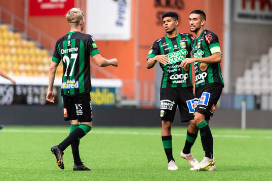 Varbergs Daniel Krezic jublar med Varbergs Luke Le Roux